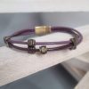 Bracelet mixte en cuir rond violet et acajou, perles bronze
