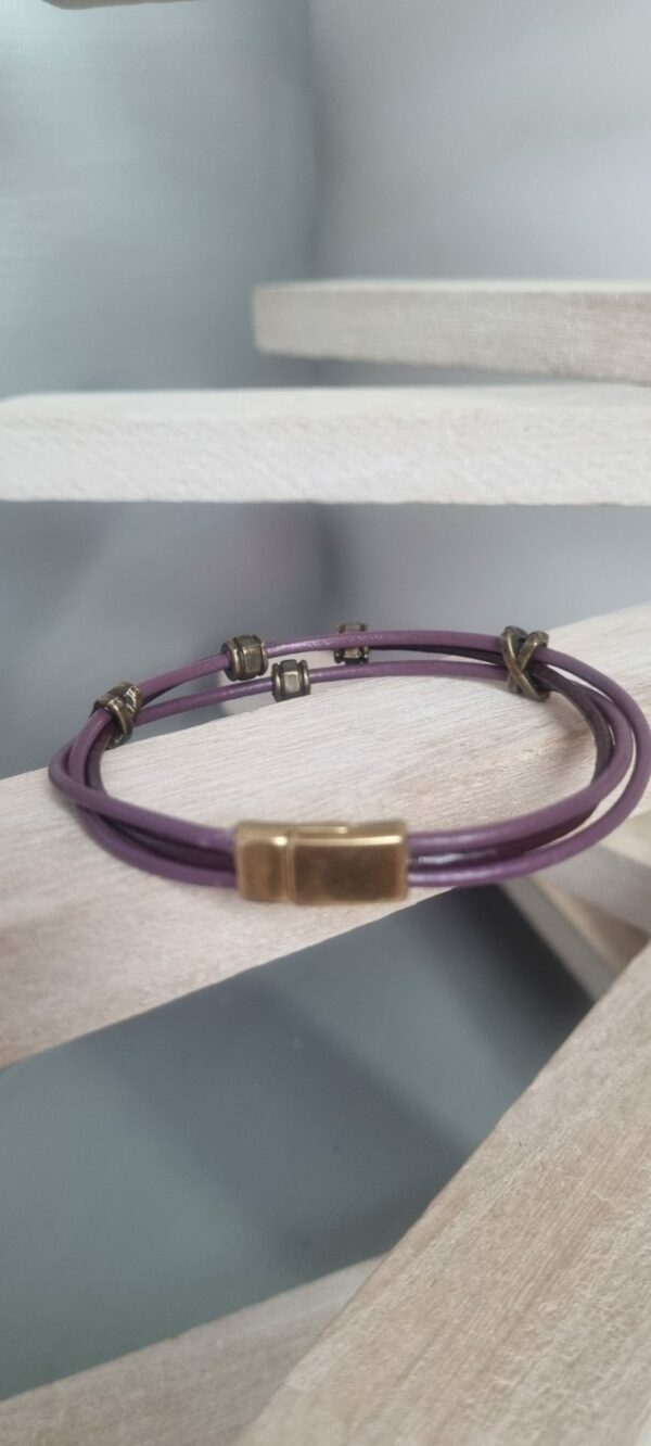 Bracelet mixte en cuir rond violet et acajou, perles bronze