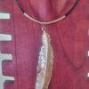Collier femme en cuir rond tressé marron, longue plume or rosé