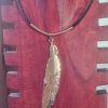 Collier femme en cuir rond tressé marron, longue plume or rosé