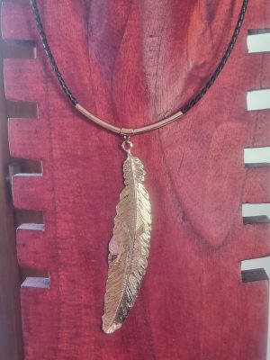 Collier femme en cuir rond tressé marron, longue plume or rosé