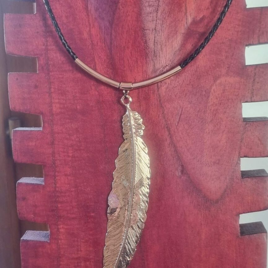 Collier femme en cuir rond tressé marron, longue plume or rosé