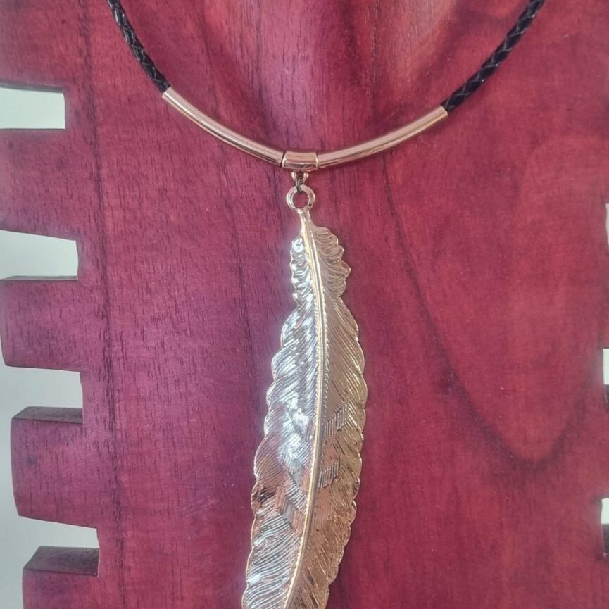 Collier femme en cuir rond tressé marron, longue plume or rosé