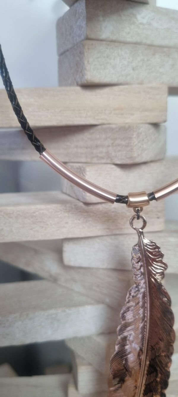 Collier femme en cuir rond tressé marron, longue plume or rosé