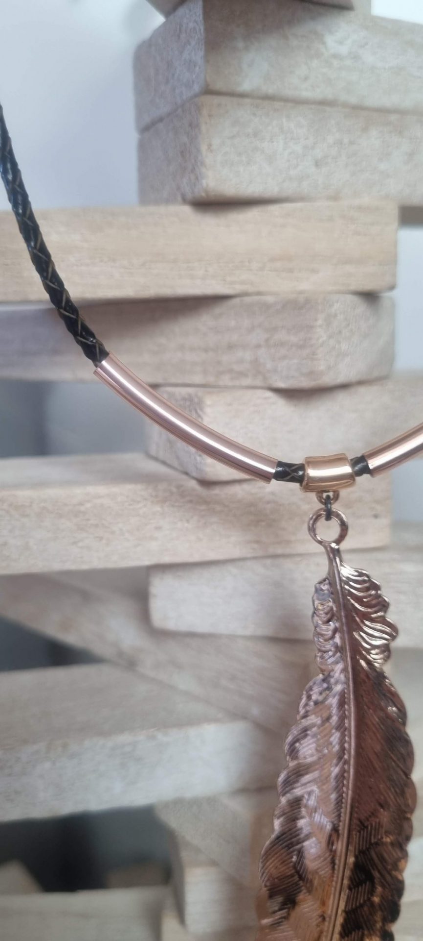 Collier femme en cuir rond tressé marron, longue plume or rosé