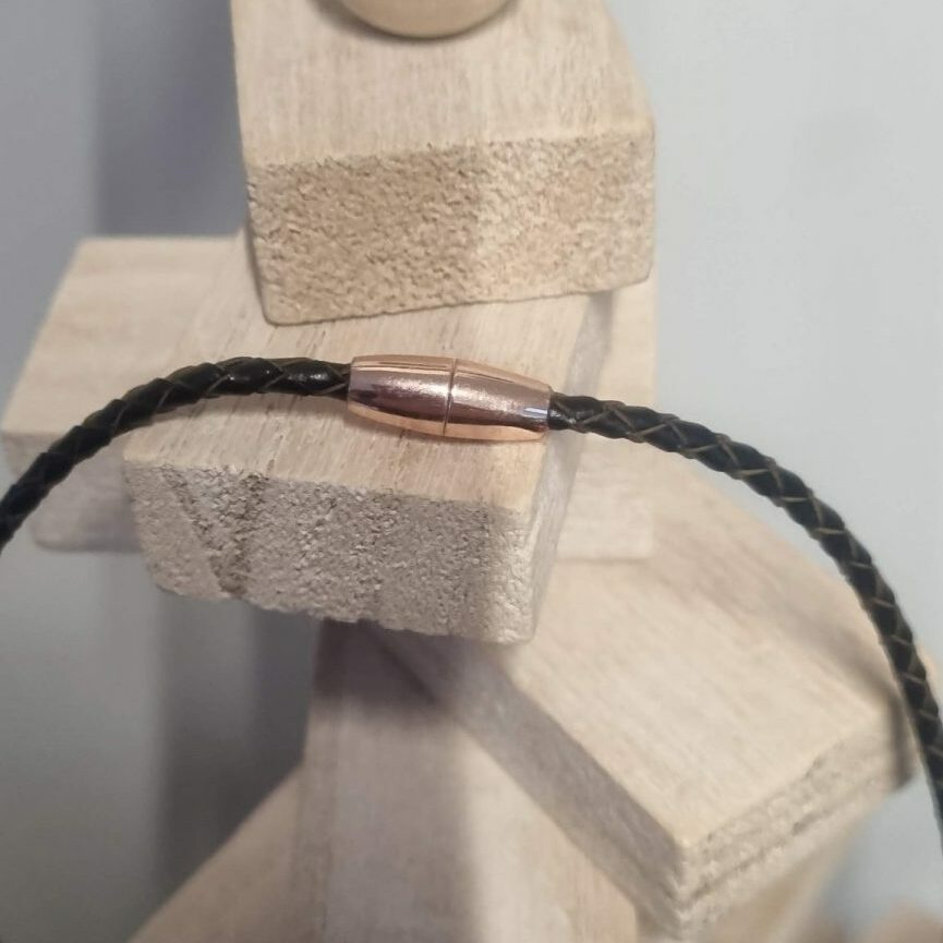 Collier femme en cuir rond tressé marron, longue plume or rosé