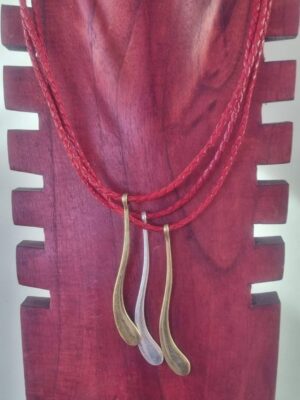 Collier femme en cuir tressé rouge et longues breloques