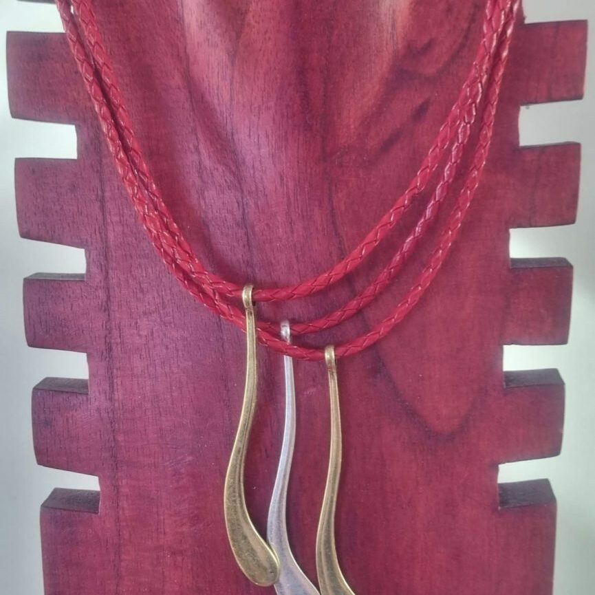 Collier femme en cuir tressé rouge et longues breloques