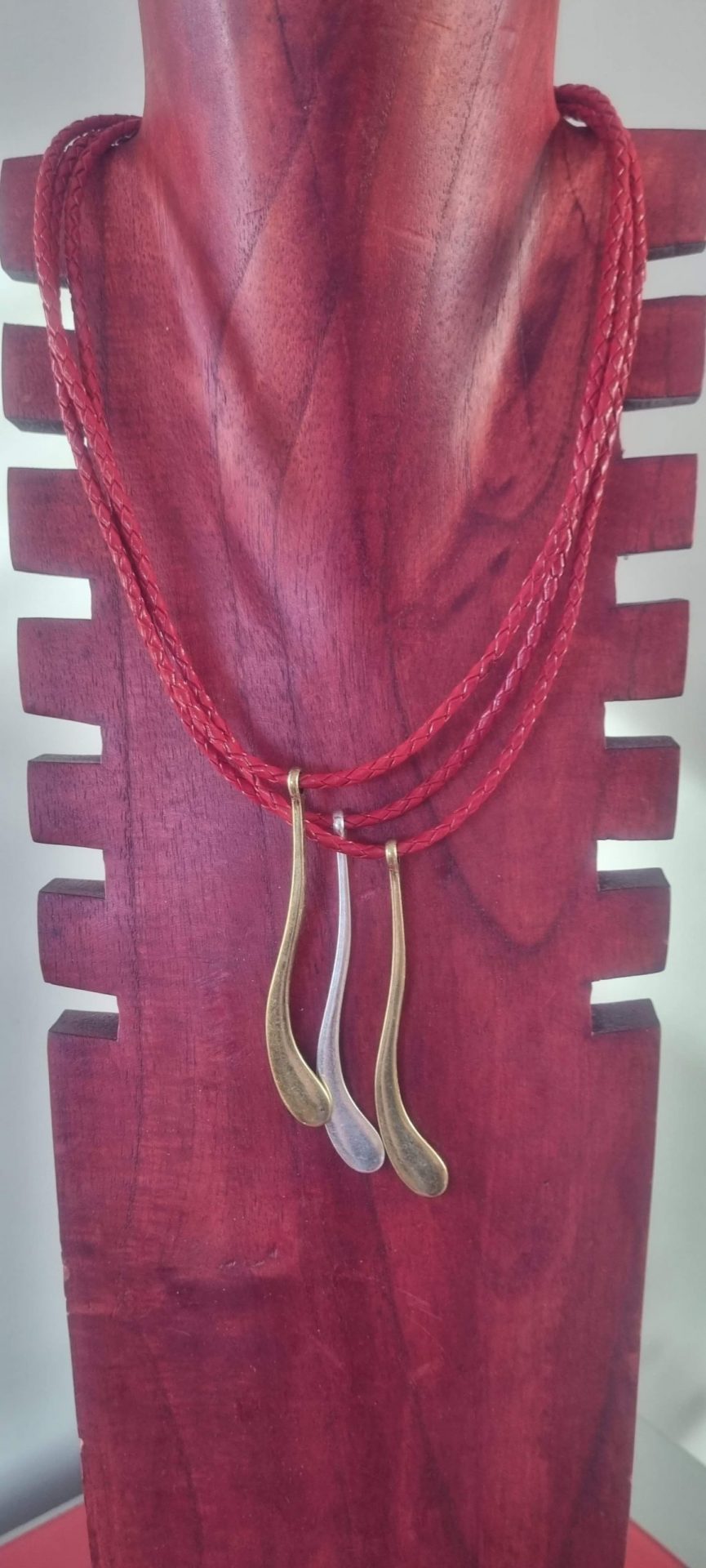 Collier femme en cuir tressé rouge et longues breloques