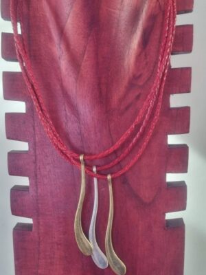Collier femme en cuir tressé rouge et longues breloques