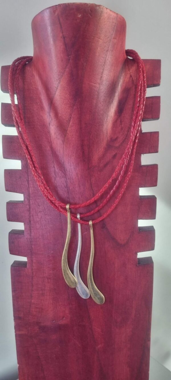 Collier femme en cuir tressé rouge et longues breloques