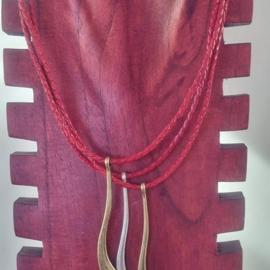 Collier femme en cuir tressé rouge et longues breloques