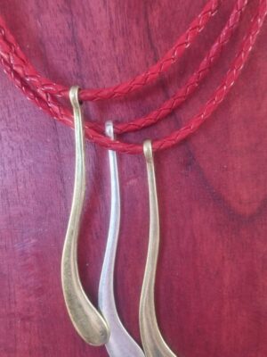 Collier femme en cuir tressé rouge et longues breloques