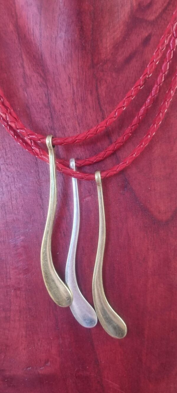 Collier femme en cuir tressé rouge et longues breloques