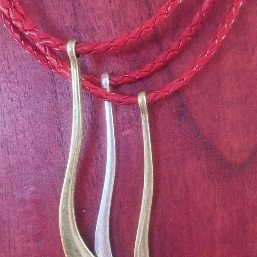 Collier femme en cuir tressé rouge et longues breloques