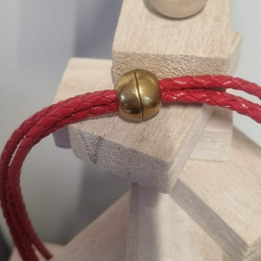 Collier femme en cuir tressé rouge et longues breloques