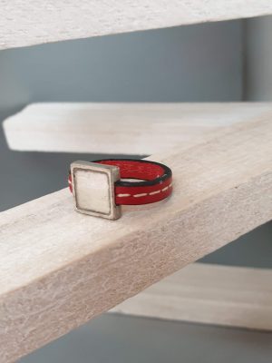 Bague cuir rouge et passant argenté