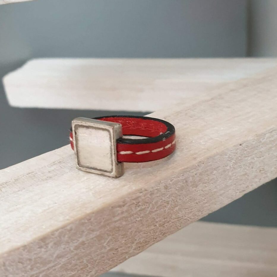 Bague cuir rouge et passant argenté