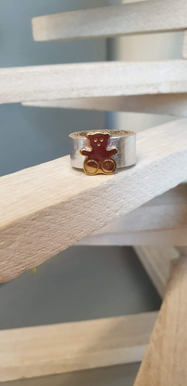 BA124 - 16 € Bague femme cuir plat argenté et ourson doré