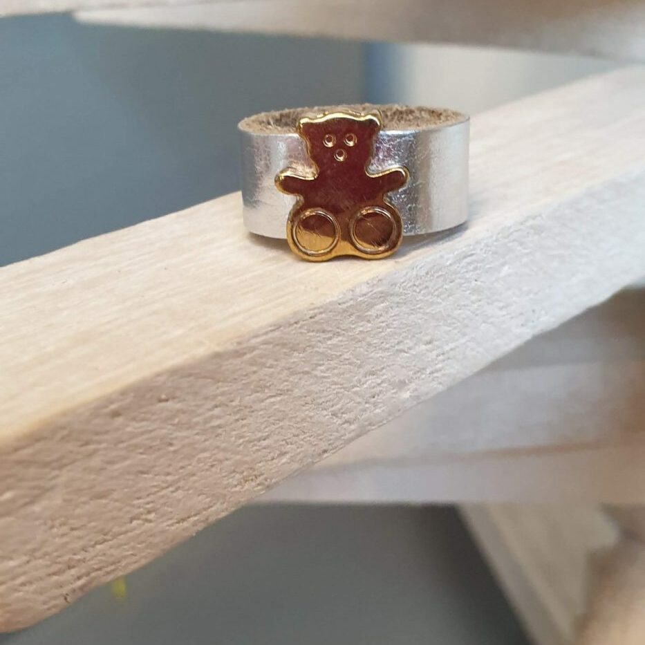 Bague femme cuir plat argenté et ourson doré