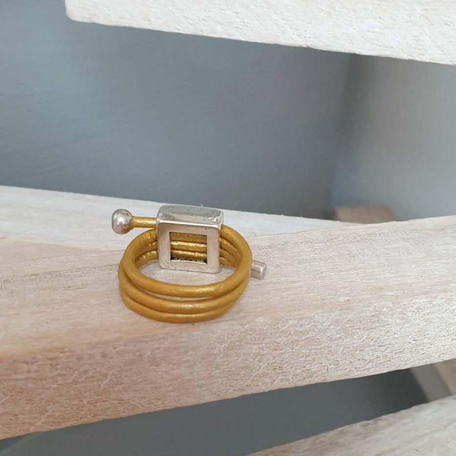 Bague cuir rond 2mm or et passant argenté
