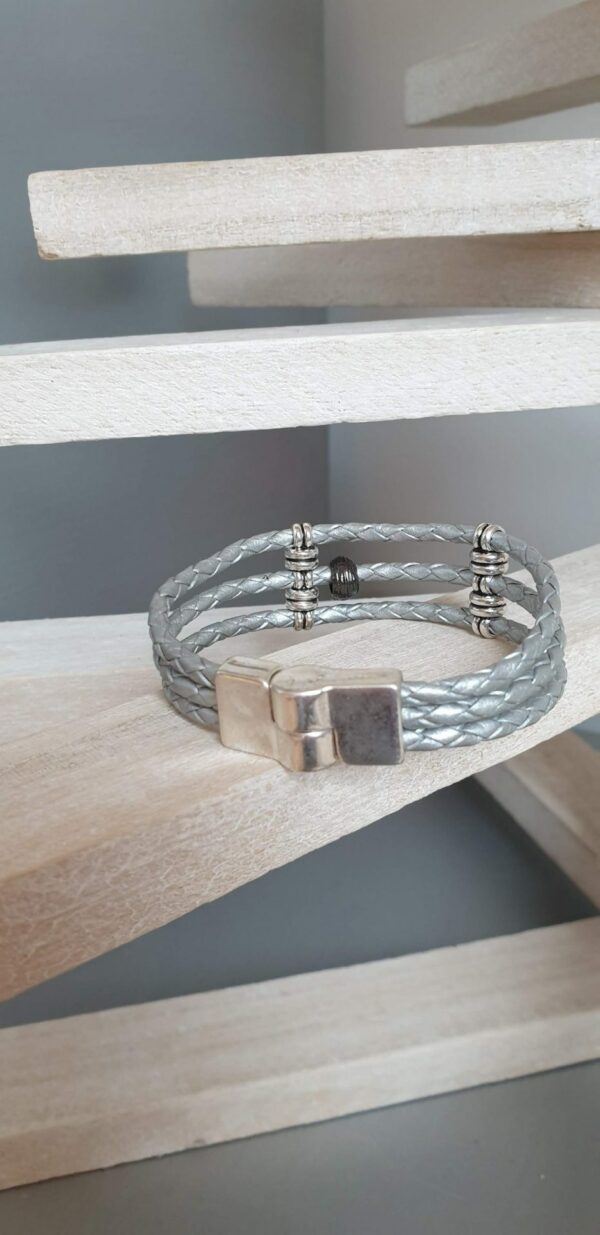 Bracelet femme cuir tressé rond gris , passant et perle noire