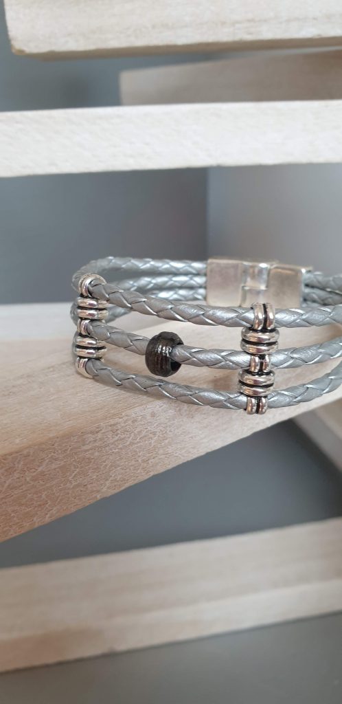 Bracelet femme cuir tressé rond gris , passant et perle noire
