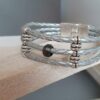 Bracelet femme cuir tressé rond gris , passant et perle noire