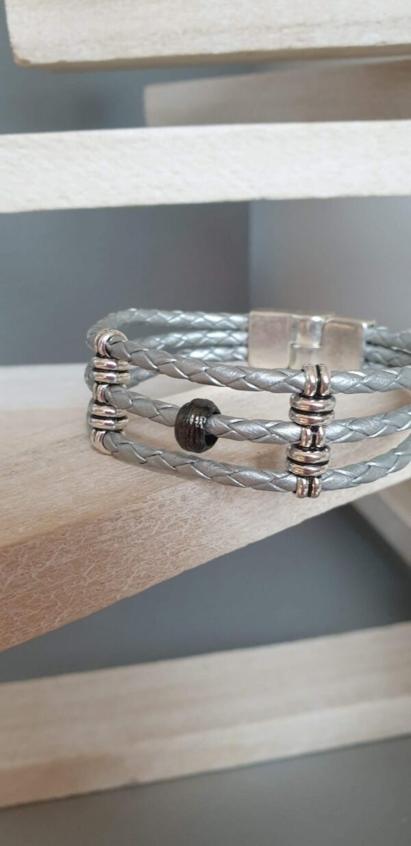 Bracelet femme cuir tressé rond gris , passant et perle noire