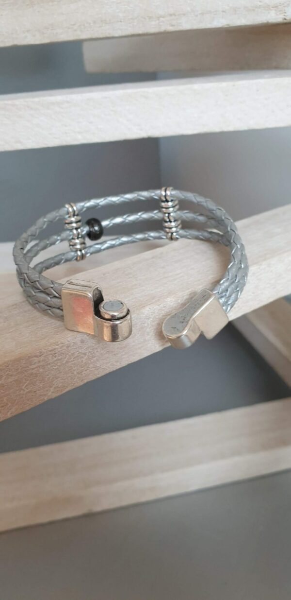 Bracelet femme cuir tressé rond gris , passant et perle noire