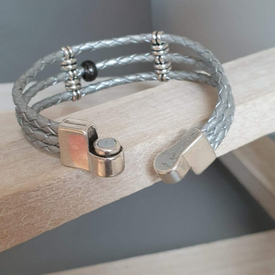 Bracelet femme cuir tressé rond gris , passant et perle noire