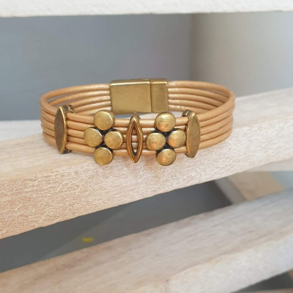 Bracelet femme en cuir rond doré et passants bronze