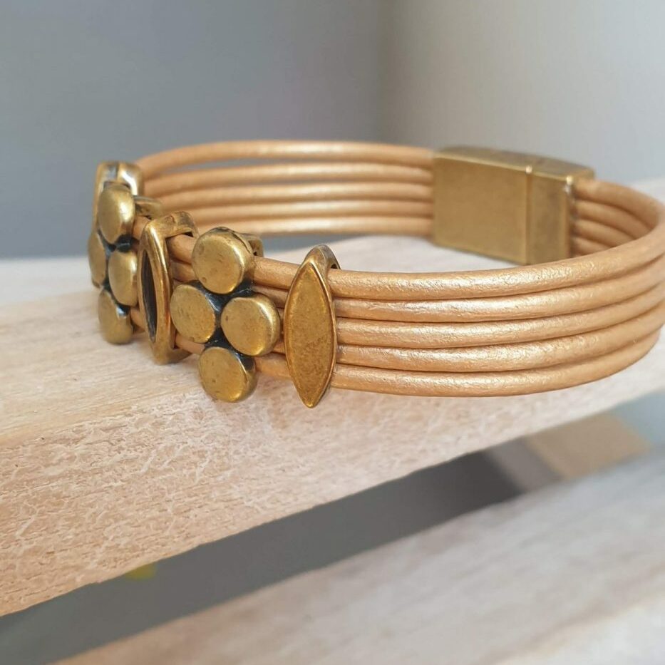 Bracelet femme en cuir rond doré et passants bronze