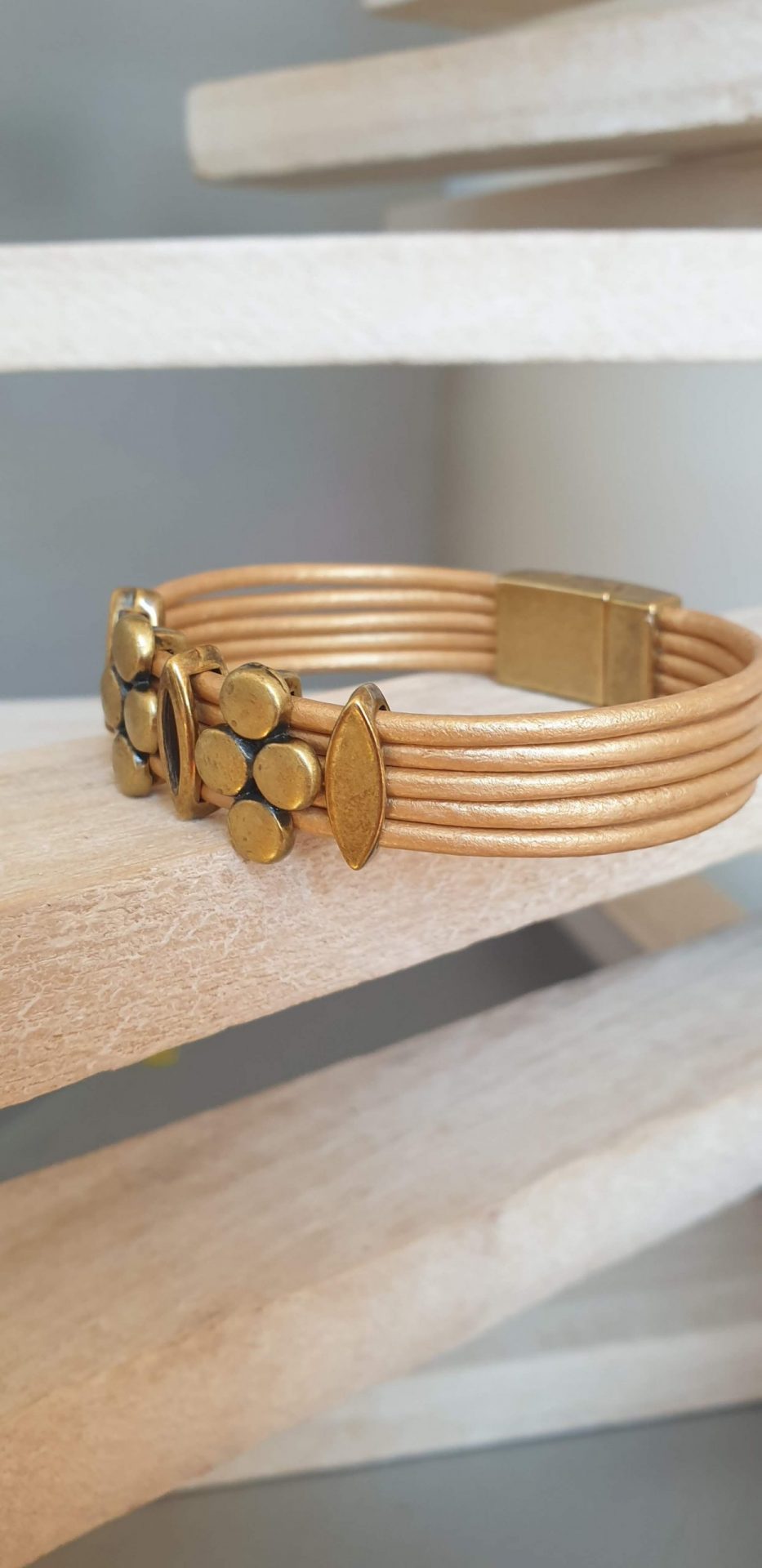 Bracelet femme en cuir rond doré et passants bronze