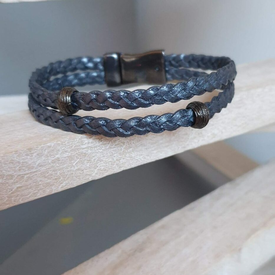 Bracelet homme en cuir plat tressé 5mm gris et perles noires