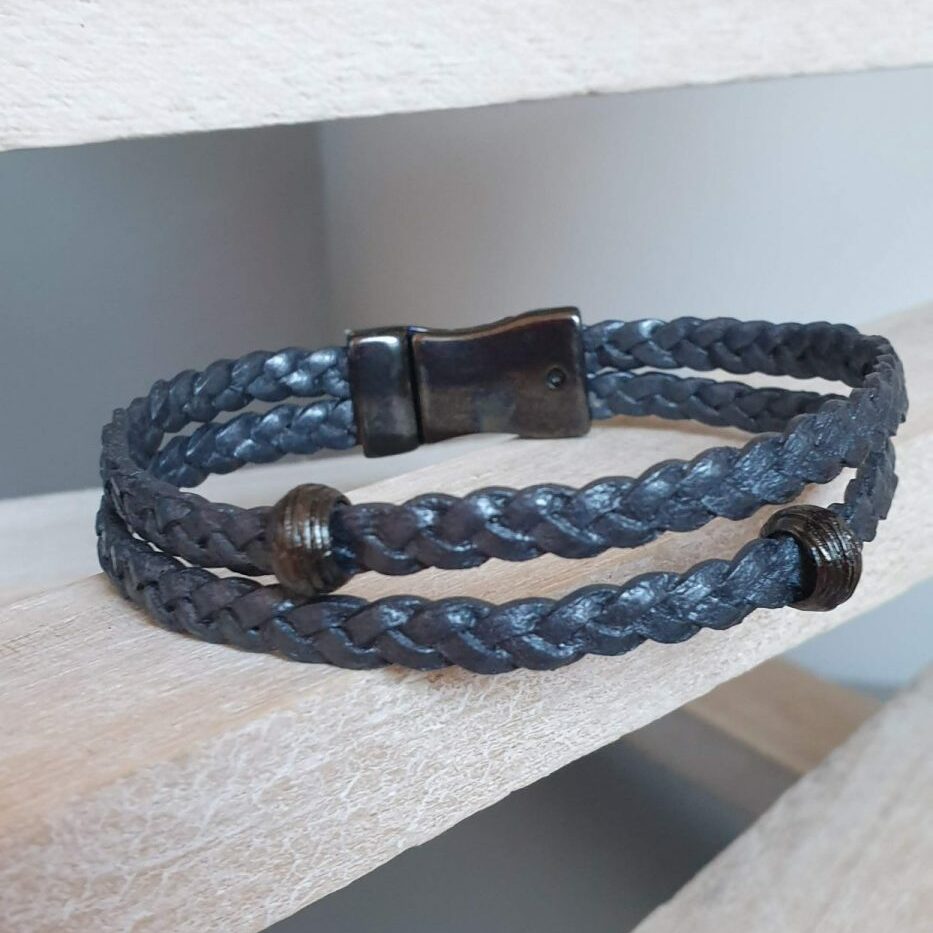 Bracelet homme en cuir plat tressé 5mm gris et perles noires