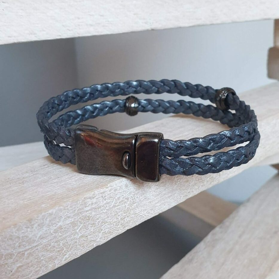 Bracelet homme en cuir plat tressé 5mm gris et perles noires