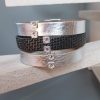 Manchette femme 30mm cuir plat gris et noir, passants Swarovski
