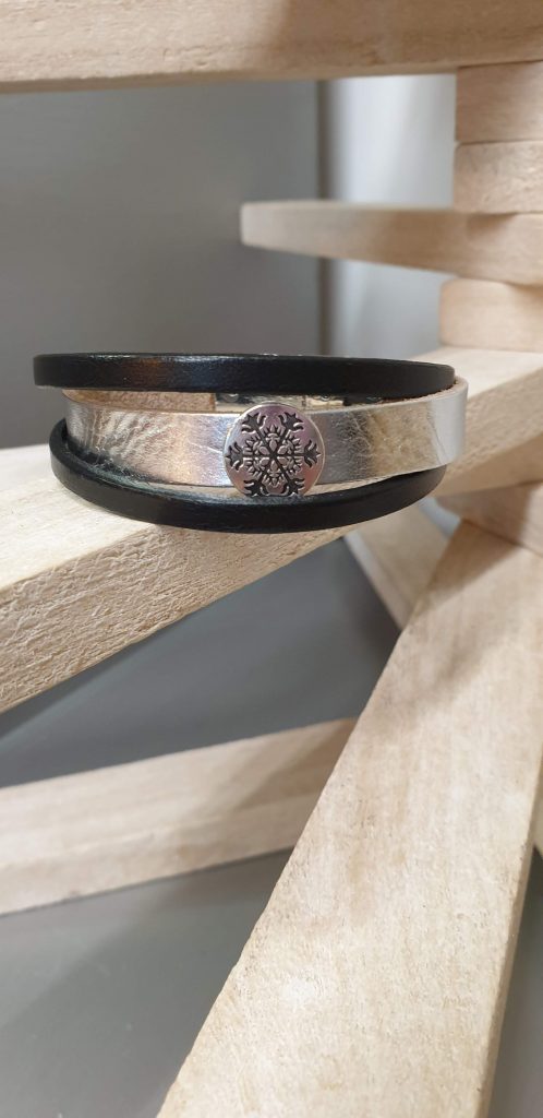 Bracelet femme en cuir plat argenté et noir, passant flocon