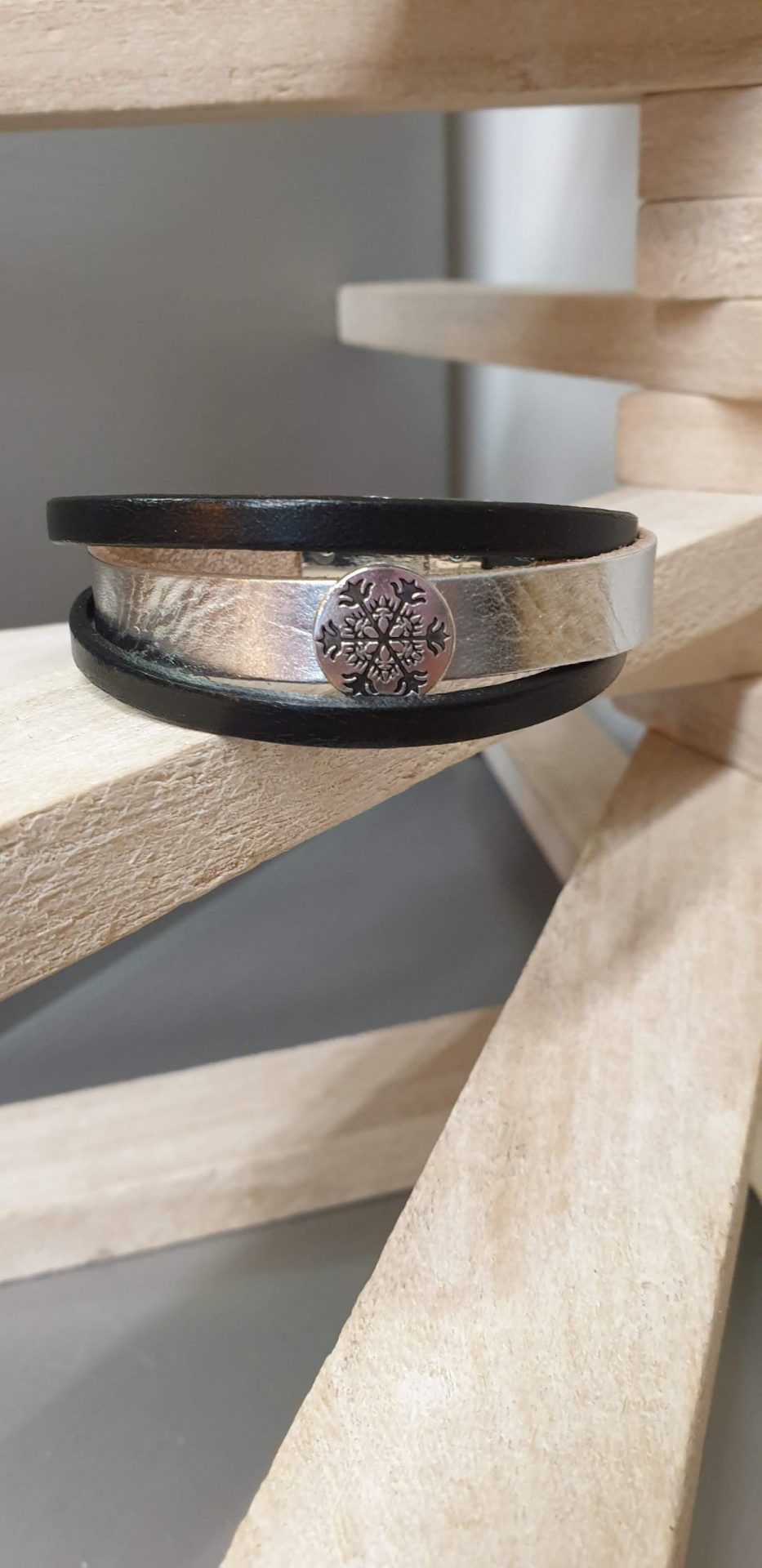 Bracelet femme en cuir plat argenté et noir, passant flocon