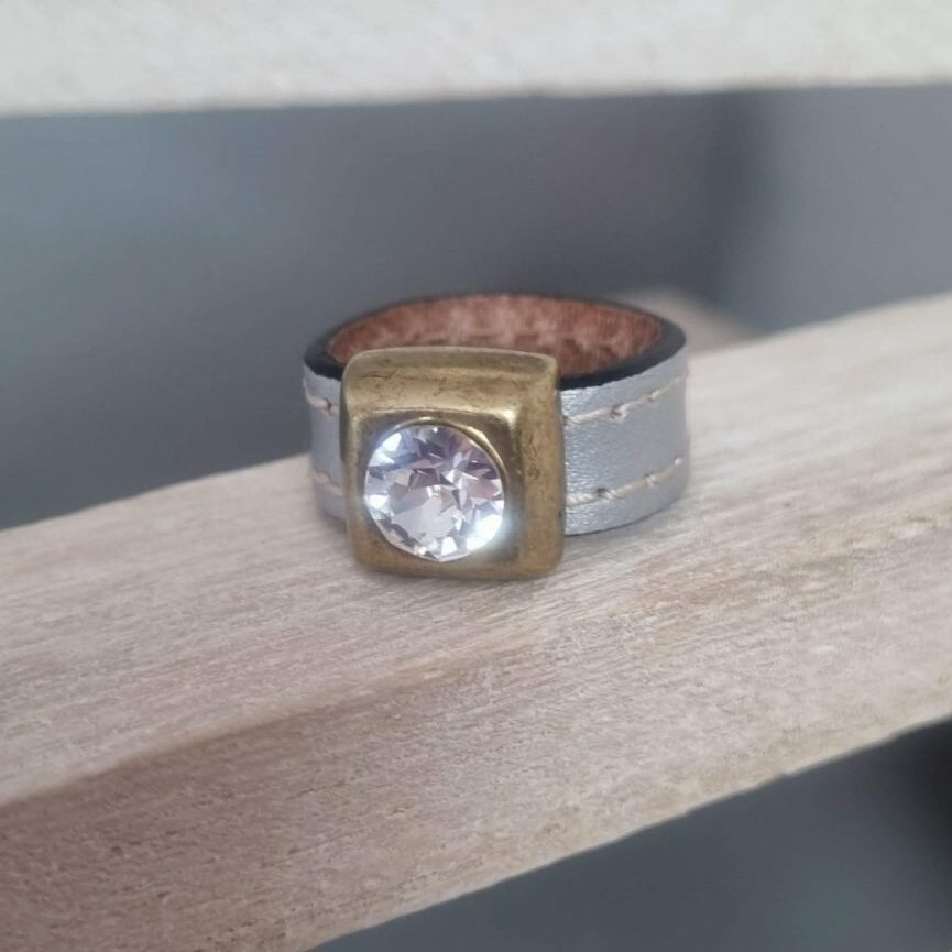 Bague femme cuir 10 gris et passant bronze Swarovski