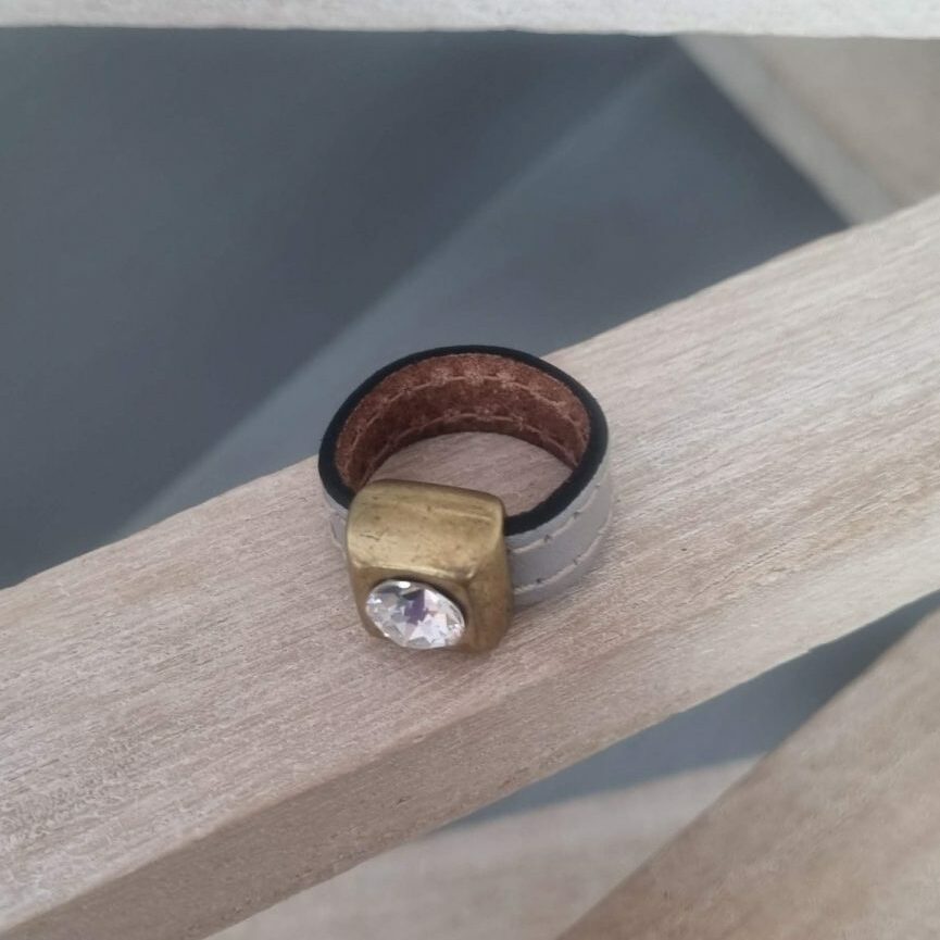 Bague femme cuir 10 gris et passant bronze Swarovski