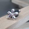 Bague femme cuir tressé noir et sa fleur argentée