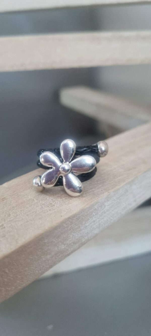 Bague femme cuir tressé noir et sa fleur argentée