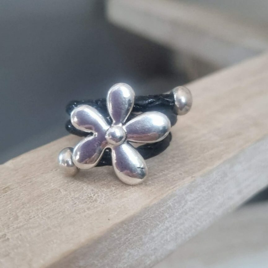 Bague femme cuir tressé noir et sa fleur argentée