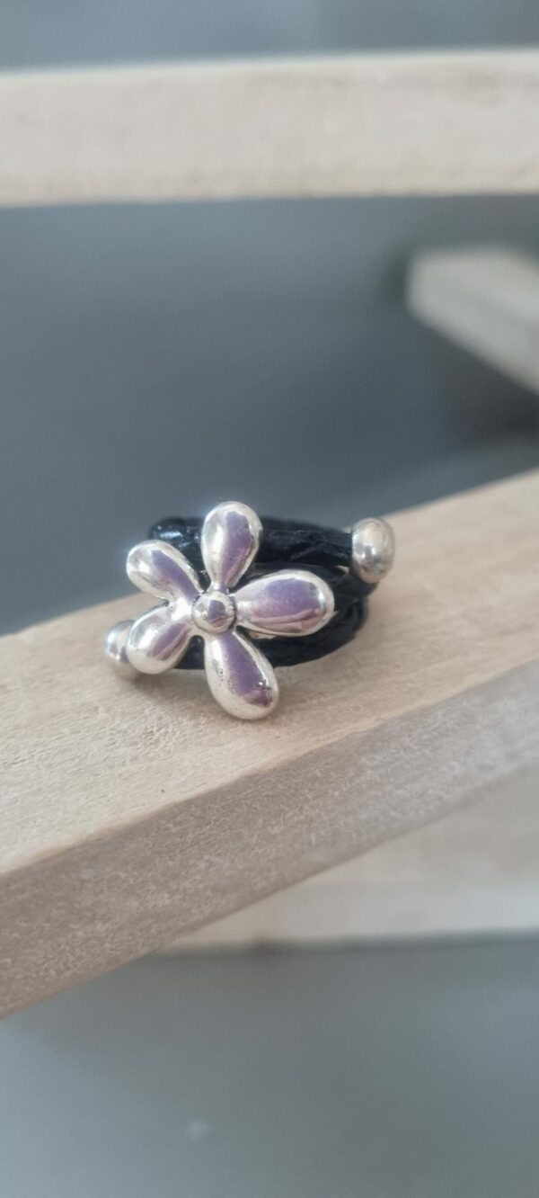 Bague femme cuir tressé noir et sa fleur argentée