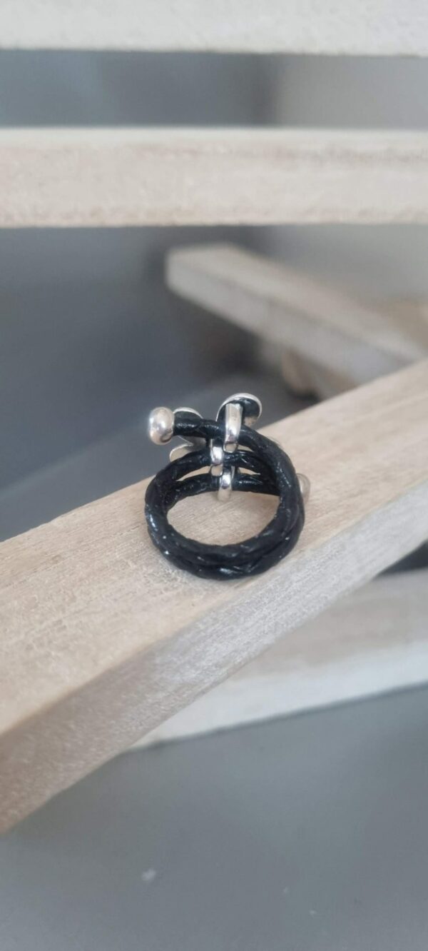 Bague femme cuir tressé noir et sa fleur argentée