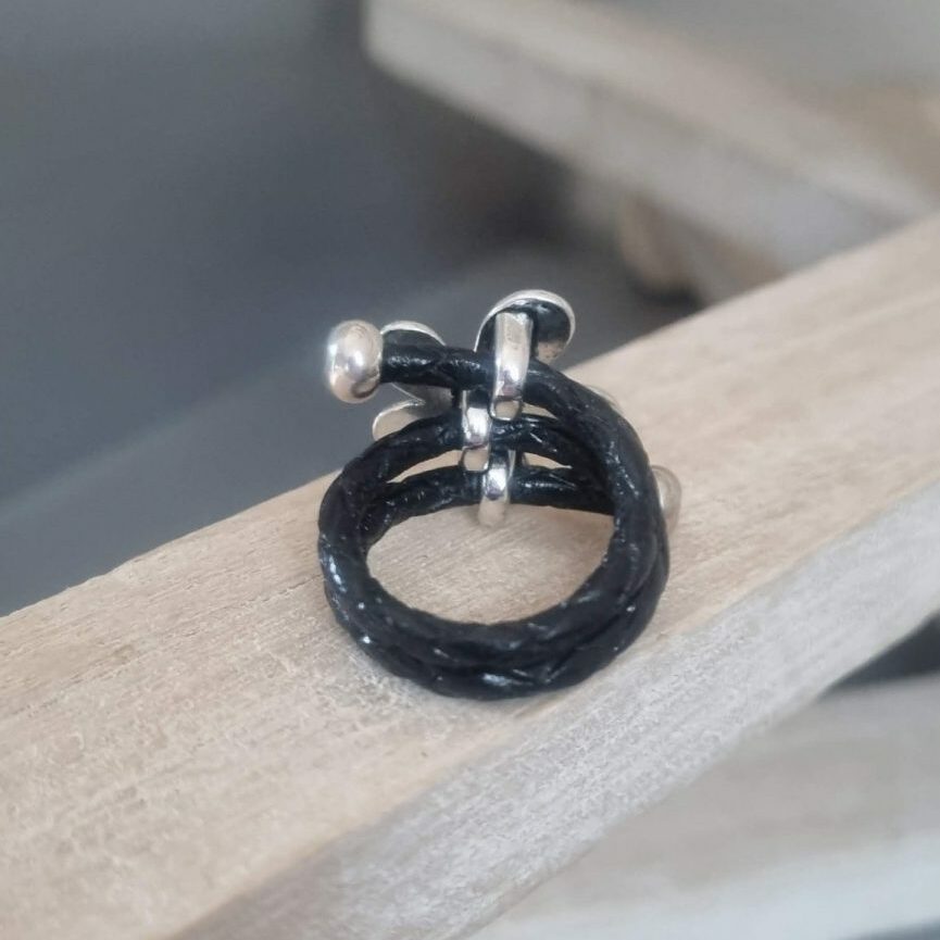 Bague femme cuir tressé noir et sa fleur argentée