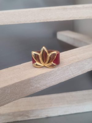 Bague cuir rouge 10mm et fleur de lotus dorée