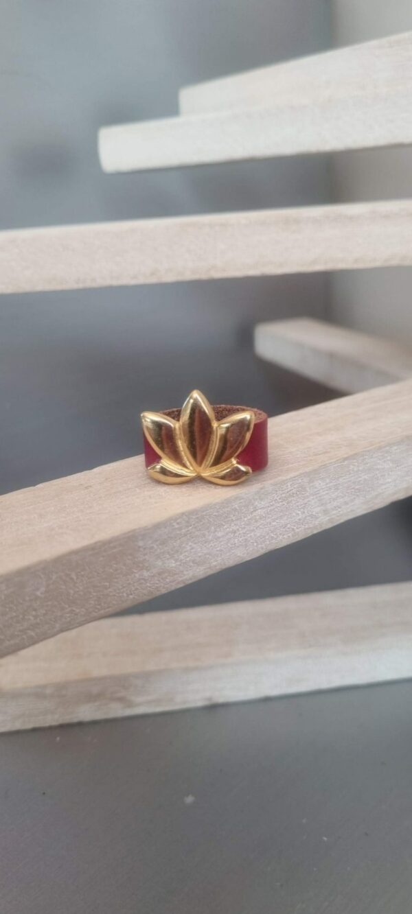 Bague cuir rouge 10mm et fleur de lotus dorée